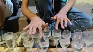 1.1M views · 56K reactions | Tiene talento para tocar música con copas con agua...escucha como interpreta la música de Harry Potter!!  | Un Mago Potterhead en Hogwarts | Facebook