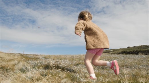 Swap screens for scenes like this 👇 From mountain hikes to Alpine Coaster rides, Thredbo is where family adventures come to life. Fresh air, big smiles, and memories that stick long after the summer sun sets. 🌞🏔️ | Thredbo Resort
