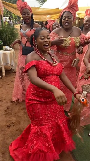 she’s heavily pregnant… but outdancing everyone 💃🤰#shorts