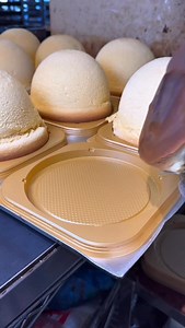 【幸せを運ぶふわふわドームケーキ】 岐阜県垂井町にある『グルマンヴィタル』 フランスの伝統的な製パン技術を用いた天然酵母や国産小麦など厳選素材を使った本格的なパンと 焼き菓子などのスイーツが人気のお店✨️ 今回注文したのはエンジェルフロマージュ(1350円) ふんわりドーム型の見た目が可愛い グルマンヴィタルの人気スイーツ🧀 一口食べるとまるで泡のように「しゅわっ」と溶けていく口どけがたまらない🤤 チーズの濃厚な風味を感じながらも重たさは一切なく ミルキーでやさしい甘さとほんのり香る酸味が絶妙にマッチ😍 まさに“天使のチーズケーキ”と言う名前にふさわしい 軽やかで上品な極上のスイーツでした👼 こちらのエンジェルフロマージュの販売情報は下記にて参照してね！ 【垂井本店 】毎日販売 【岐阜店】 土・日・月曜日販売 【一宮伝法寺店】金・土曜日販売 【名古屋店】火曜日のみ販売（カットのみ） めっちゃオススメ🫶🏻 A cute, fluffy dome-shaped cake🍰 With just one bite, it melts in your mouth like a cl