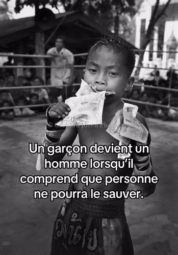 Un jour… Tu comprends que personne ne viendra. Personne pour te motiver. Personne pour payer tes factures. Personne pour réaliser tes rêves à ta place. Ce jour-là… tu arrêtes de te plaindre. Tu arrêtes d’attendre. Tu arrêtes d’espérer qu’on te sauve. Et tu commences à te sauver toi-même. Un garçon attend qu’on le guide. Un homme crée son propre chemin. La douleur devient discipline. La solitude devient force. Et le silence… devient concentration. Parce qu’au final… personne ne viendra. Alors tra