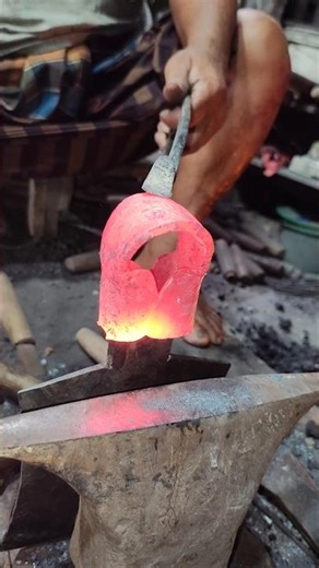 Technique for making a spade head#crafts #blacksmith #shortvideo