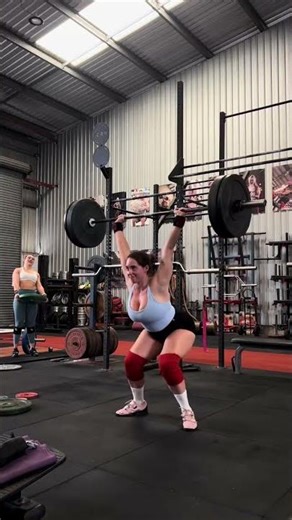 She Makes 100kg Look Effortless #weightlifting #gym #athlete