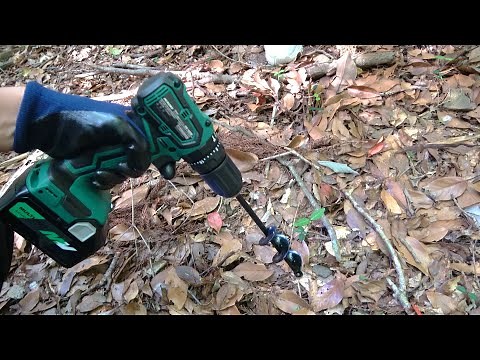 電動ドリルで地面に穴を開けると…