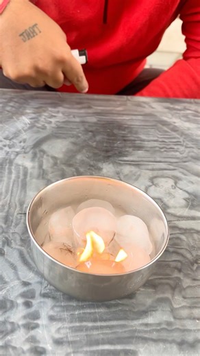 जमी हुई बर्फ़ में अचानक भड़की आग! #youtubeshorts #shorts #ytshorts