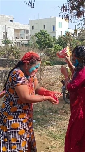 cover lo vunna color motham pusesindi chelli😂😂