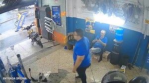 #Viralizou: Com um genro deste não se precisa de inimigo, né? 🤣🤣 Voltou a viralizar o vídeo em que genro derruba barra de ferro na cabeça do sogro. Não contente em derrubar só uma vez, André também acertou o pé do sogro com a barra de ferro do portão da oficina onde trabalha | RADIO WEB Estação MIRIM