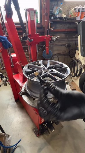 TPMS&スタッドレスタイヤ組付 レクサスLBX 新車 TPMS(タイヤ プレッシャー モニター システム) 車内でタイヤの空気圧を監視できるシステム ディーラーではなく弊社にご依頼誠にありがとうございます 選んで頂いた以上 私達ができる事は 1台1台に時間をかけ 小回りがきき 丁寧に仕上げる事かと自負しております 後日リールに致しますが TPMSと車両の通信紐付けは 純正診断機GTS を使用 ディーラーと同じ作業を致します TPMS & Winter Tire Installation for New Lexus LBX TPMS (Tire Pressure Monitoring System) A system that allows you to monitor tire pressure inside your vehicle Thank you for choosing us instead of a dealership. Since you chose us, we pride ourselves on taking the time to provide a resp