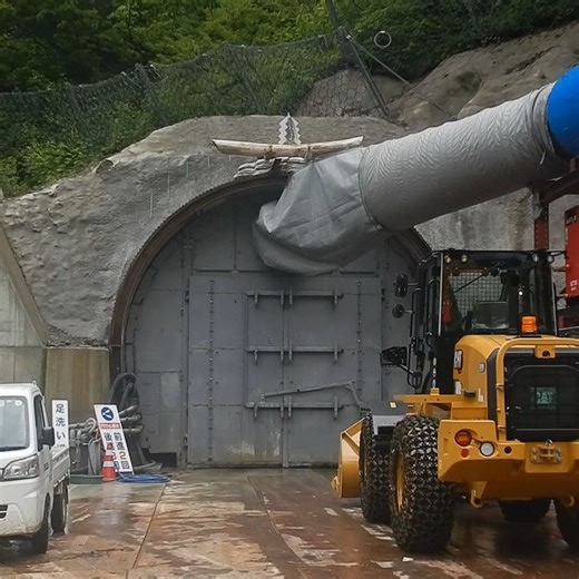 国土交通省 立山砂防事務所 on Instagram: "【6/16(月) 白岩トンネル工事（五洋建設(株)） 初発破！！】 令和７年度の白岩トンネル工事の掘削が始まりました！ 白岩トンネル延長591mのうち、昨年度318mまで掘削が完了し、今年度の“貫通”を目標に工事を進めます。 トンネル掘削のための発破作業を間近で立会いました。 発破の瞬間はとても迫力があり、貴重な経験となりました！ （かなやま） #国土交通省 #北陸地方整備局 #立山砂防事務所 #立山砂防事務所水谷出張所 #水谷出張所 #水谷 #立山砂防 #立山カルデラ #富山県 #とやま #立山 #たてやま #砂防 #SABO #防災 #災害 #建設業 #土木 #立山連峰 #トンネル #白岩トンネル #五洋建設株式会社 #五洋建設"