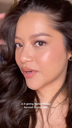 Jess | Makeup • Tutorials on Instagram: "What do you think of this technique? 🤔 @maryphillips #haileybieber #haileybaldwin #makeuptutorial #glowymakeup #modelmakeup #naturalmakeup #naturalmakeuptutorial"