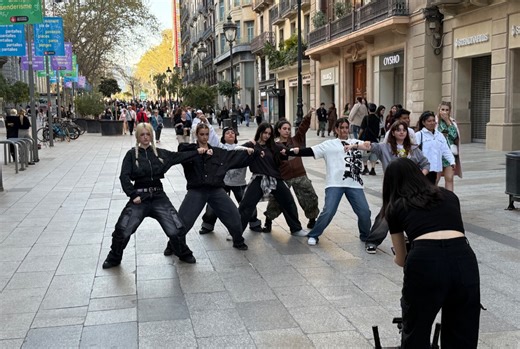 【K-POP路演】西班牙dokkaebi舞团街头翻跳表演：ALL(H)OURS《GIMME GIMME》