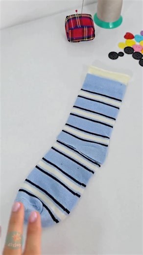 DIY JOY on Instagram: "Turn socks into adorable little dolls — they’re so cute you won’t stop at one 🧦💗 I made five DIY sock dolls last weekend and honestly can’t stop. Every handmade doll turns out different and somehow even cuter than the last. They make cute room decor or the sweetest handmade gift - kids’ birthdays, or even for donating to senior centers. You can create boy or girl dolls, mix fun patterns, and add details like braided yarn hair, bangs, dresses, and bows. Officially my favo