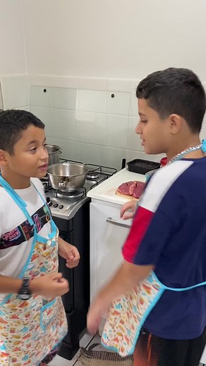 Curumins na cozinha … Criança na cozinha , brincando de cozinhar de verdade .