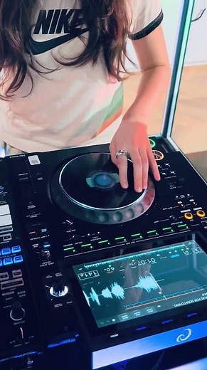Scratching on Pioneer CDJ 3000X 🎚️🔥 #djmichelle #cdj3000x #scratch #scratching #scratchdj #dj