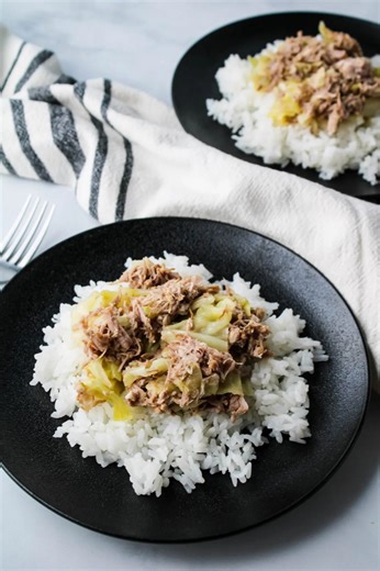 It started as “just snacks,” and somehow turned into a full-on bento operation? 🤣 . Every parent’s been there. Snack duty sneaks up, and suddenly you’re scrambling. As a foodie I knew I had to make something ‘ono. . This kālua pig recipe made in the Instant Pot makes it so easy and will make you the favorite team parent for sure. . There’s something special about cooking for the kids, packing everything up, and watching them dig in after a long game. 🏐 . Snack duty may be work, but those smili
