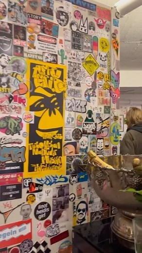 REVIEW • DÜSSELDORFER NACHT DER MUSEEN 2023 Am Samstag waren wir bei der @nachtdermuseenduesseldorf unterwegs und haben ein paar Eindrücke für Euch festgehalten. Zuerst ging es in die @kunstsammlungnrw ins K20, wo aktuell unter anderem Ausstellungen der libanesisch-US-amerikanischen Künstlerin @etel_adnan „Poesie der Farben“ und des Düsseldorfer Künstlers Reinhard Mucha „Ein Anfangsverdacht“ zu sehen sind. Weiter ging es zum @kunstverein_duesseldorf und zu den neuesten Arbeiten der amerikanische