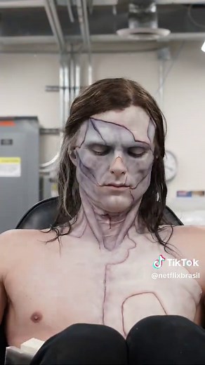 MERECIDO! Frankenstein acabou de GANHAR duas categorias no Oscar® 2026: MELHOR FIGURINO e MELHOR MAQUIAGEM E PENTEADO. #Netflix #NetflixBrasil #Frankenstein #Oscar #Oscars2026