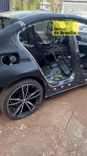 🚨 A Polícia Científica confirmou, na manhã desta quinta-feira (14), que a BMW branca apreendida com um influenciador digital após um capotamento era um veículo roubado na cidade de Franca, no interior de São Paulo. Os exames periciais constataram que o automóvel de luxo apresentava diversos sinais de adulteração, comprovando a sua origem criminosa. 🚔 O delegado Gabriel Fernando Tomaz acompanhou de perto os trabalhos técnicos e ratificou que o carro era produto de roubo. De acordo com as inform