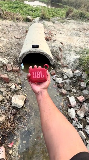 Jbl go 4 RCC pipe into water test