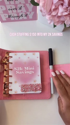 𝓙𝓸𝓬𝓮𝓵𝔂𝓷 🌸 | saving money on Instagram: "🎀 Cash stuffing my 2k savings challenge #cashstuffing #budgeting #budgetplanner #savingmoney #viralvideos #reels #reelsinstagram #pink #discover #budgetwithme #debtfreejourney #reelsdaily #reelsforyou #budget"