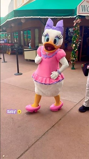 Daisy Blew Me Sweet Kiss in EPCOT 💋🦆 #disney #duck #shorts