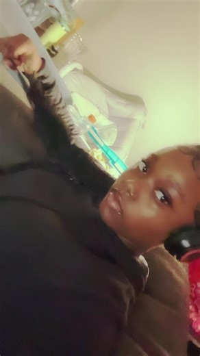 kiss4mari_ (@kiss4mari_)’s videos with Show Me Love - WizTheMc & bees & honey