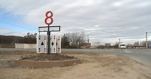 La intrarea în comuna olteană Optași au apărut opt ași. În satul cu numele Paris a fost montat un mic turn Eiffel