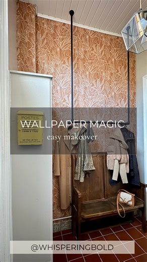 58 comments | [ DIY ] There she goes! Waves a little magic wand and hoppa… new wallpaper. And let me give my little DIY its moment again, because it is still a winner and I smile every single time I walk downstairs and see it.⁣ ⁣  Doet ze gewoon, hoor. Met toverstafje zwaaien en hoppa zo een nieuw behangetje. Nog even mijn ‘karwei-tje’ in de spotlight want het blijft een winner en ik ben elke dag weer opnieuw blij als ik naar beneden loop. | Whispering Bold | Facebook
