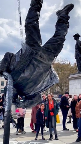 Smiles and wonders. #livingstatue #silvermanstatueofficial #levitating