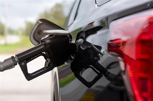 Retired Secret Service agent shows drivers how to stand next to your car at a gas station