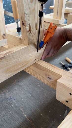 10K views · 516 reactions | Agujeros de bolsillo en madera de 1’’ 1/2 de pino, perforando con plantilla Kreg 720 Pro, tornillos tipo Kreg. Estructura de madera con Poket Hole #elcarpientero #plantillakreg #kreg720pro #agujerosdebolsillo #pokethole | El Carpientero | Facebook