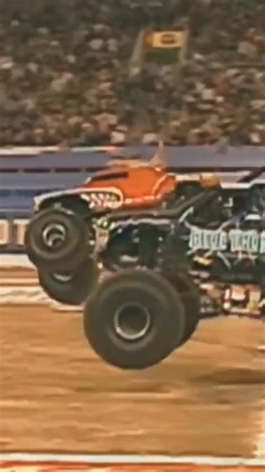 Insane race finish between Blue Thunder and Monster Mutt! 🚗💨 #monsterjam #motorsports #monstertrucks #sports #usa | Monster Boo