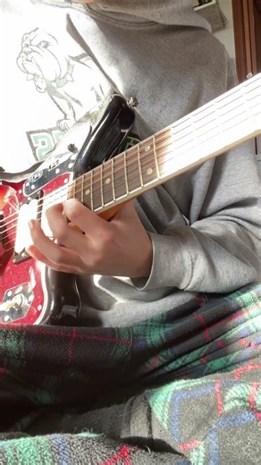 My best attempt at playing the solo to them bones by #Aliceinchains