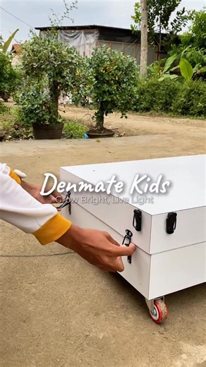 Booth Portable Koper Pemesanan Dari Dentmate Kids Booth ukuran 100 x 50cm basic custom Variasi aksesoris: • Logo Brand Bagian Depan • 2 Tiang • Palang Variasi • Circle Logo • Custom Top Lipat • Kaki Roda Bahan menggunakan Multiplek dan finishing HPL warna putih dan HPL warna kuning Follow >>> @erdespropertyofficial Pemesanan bisa Via DM dan Chat nomer WA Admin di bio IG, pengiriman seluruh indonesia #booth #boothportable #boothpameran #BikinBisnismuNaikKelas #boothcfd #boothjualan #mejajualan #m