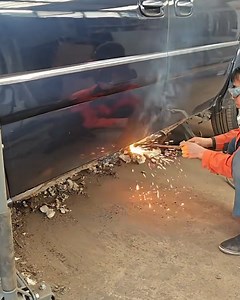 Removing rusty car pieces! | Lilyon