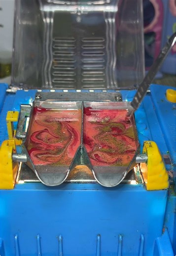 Cupid themed crayon👼🏼💘 #asmr #Asmr #crayonasmr #glitter #melting #diy #melting #meltingwax #meltingasmr #glitterasmr #craft #crayons #cupid #valentinesday #valentine