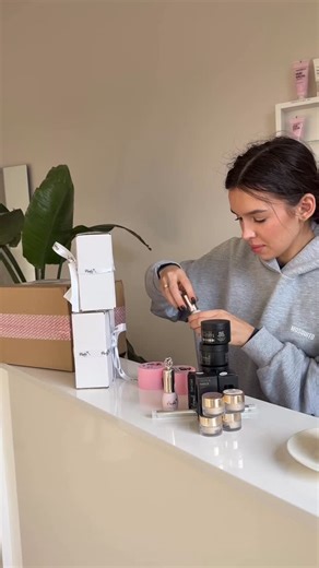 Patrycja Sikorska-Klim on Instagram: "Założenie własnej działalności to była najlepsza decyzja ever! ❤️ Oczywiście, ma to swoje plusy i minusy ale zdecydowanie jednym z największych plusów dla mnie jest ten „wolny grafik”. Pracuje tak jak lubię, wtedy kiedy chce 🥳￼ A Wy? Dajcie znać jakie plusy Wy widzicie w swoim dorosłym życiu ❤️ #dailyvlog #szkoleniazpaznokci"