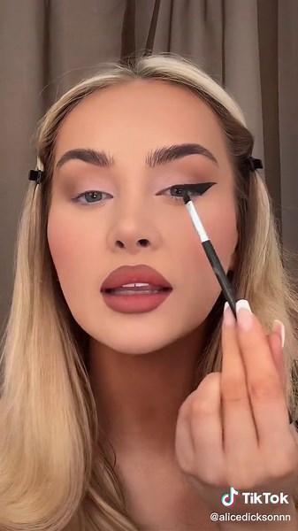 Perfecting the Winged Eyeliner Look: Tutorial and Tips