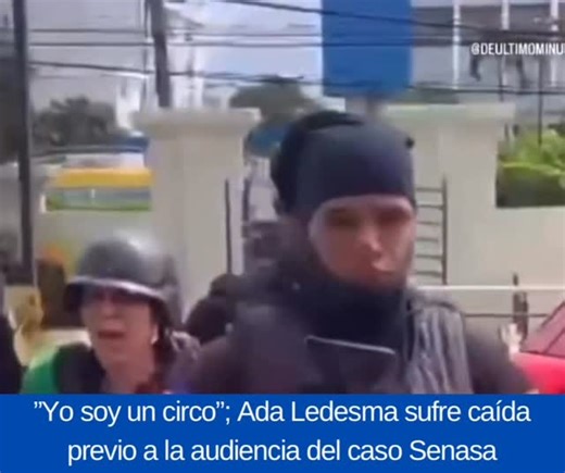 RSA Noticias on Instagram: "La imputada Ada Ledesma Ubiera, vinculada por el Ministerio Público a un presunto esquema de irregularidades por más de mil millones de pesos en el Seguro Nacional de Salud (SeNaSa), sufrió una caída este miércoles al llegar al tribunal donde se conoce la revisión de la medida de prisión preventiva impuesta en su contra. El incidente ocurrió previo al inicio de la audiencia y generó atención entre los presentes, por lo que fue auxiliada de inmediato. Pese a la caída,