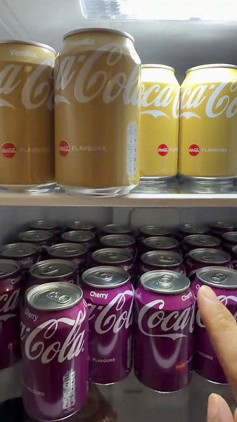 24 LATAS DE COCA-COLA — ORIGINAL, ZERO, CHERRY Y VANILLA Palabras clave: Coca-Cola, refrescos, sabores, pack 24 latas, 330ml #CocaCola #Refrescos #Cherry #Vanilla #Zero ¿Buscas variedad en tu pack de 24 latas? Aquí tienes las opciones más top para tu vídeo: • Coca‑Cola Sabor Original 330ml • Coca‑Cola Zero Azúcar 330ml • Coca‑Cola Cherry 330ml • Coca‑Cola Vanilla