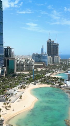 上空から見た紅海：透明な海とサンゴ礁のドローン映像。