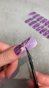 12K views · 624 reactions | ✨ UV Nagelfolien Anwendung kurz erklärt ✨ 1️⃣ Passende Breite für deinen Nagel auswählen 2️⃣ Nagelfolie aufkleben und glatt streifen 3️⃣ den überstehenden Rest abschneiden und aufbewahren für's nächste Mal 4️⃣ 60 Sekunden unter einer UV Lampe aushärten 5️⃣ die restlichen Feinheiten abfeilen 6️⃣ Fertige Maniküre in Salonqualität  Zum Shop: https://colour-flash.com/collections/uv-gel-nail-wraps | Colour Flash | Facebook