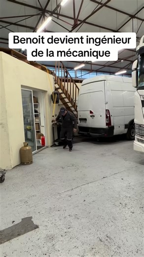 Le mécanicien Brésilien on Instagram: "La fin d’année approche au garage… Les collègues comptent leurs heures, les patrons comptent les factures… Et Benoît, lui, il compte les bêtises qu’il a faites depuis janvier. 😅 En janvier, il a renversé 5 litres d’huile neuve en voulant “juste vérifier le niveau”. En mars, il a monté les plaquettes… à l’envers. En juin, il a essayé de réparer un démarreur sans débrancher la batterie (on a vu des étincelles qu’on n’oubliera jamais ⚡). En septembre, il a pa