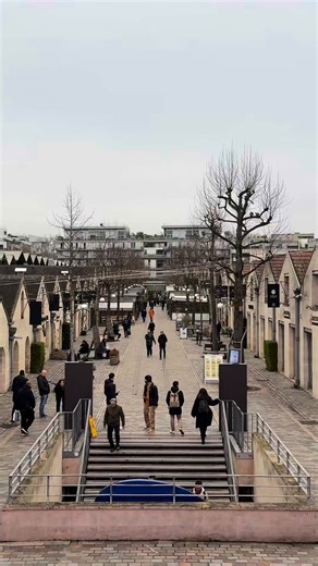 Et dire que vous passez à Bercy Village sans voir ça 👀 👉🏼 Avant les boutiques, les restos, le cinéma... ce lieu parisien abritait le plus grand marché vinicole du MONDE 🍷🌍 Et ce n'est pas tout ! Une histoire incroyable dont certains vestiges sont toujours là, cachés en plein décor 🤫 On vous emmène découvrir ces secrets et anecdotes cachés dans Bercy Village ✨ Vous connaissais cet incroyable passé ? 👇🏼 Partagez le reel à quelqu’un qui aime l’histoire de Paris et ses fun facts 🤩 #BercyVil