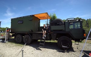 一辆低成本建造的6x6越野房车
