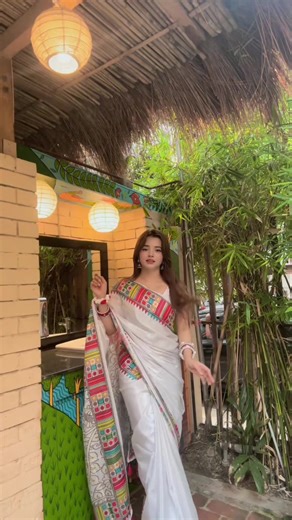 Shari@Glamour: The Art of Makeup Mastery