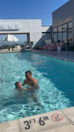 Elsa like swimming 🏊 | Justin Long Beach