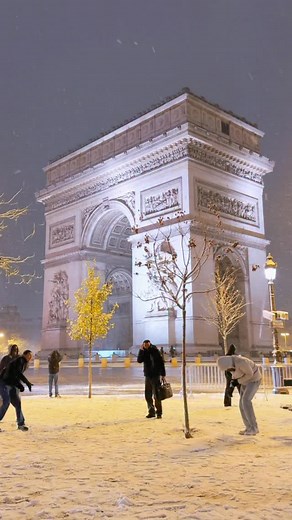 4.4M views · 39K reactions |  FR - Il a neigé cette nuit à Paris ! Les sorties de boîtes de nuit sur les Champs-Elysées se sont transformées en bataille de boules de neige !  —— EN - It snowed last night in Paris! People leaving nightclubs ended up having a snowball fight on the Champs-Élysées!  | Loïc Lagarde Photography | Facebook