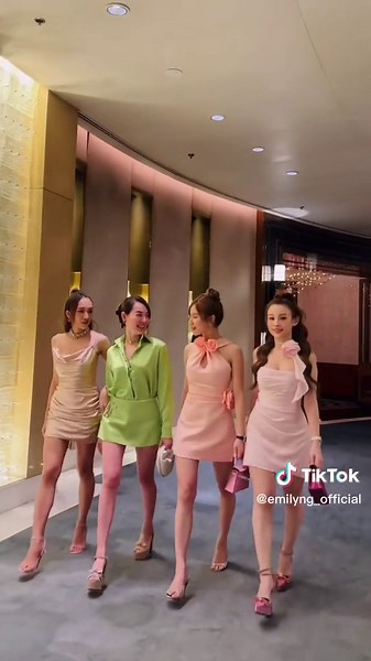 Sang Manila chỉ để đi đám cưới bạn tui thôi đó chứ chưa thăm thú được đâu hết 🤭 #emilynguyen