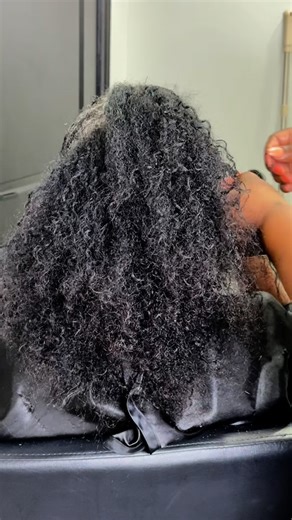 I did a roller set for the first time in over 20 years, and let me tell you—it brought back memories and so much body to the hair! Benefits of a roller set/roller wrap on natural hair: • Creates full, bouncy volume without direct heat on the entire strand • Helps maintain length retention by reducing heat damage • Smooths the cuticle for shine and softness • Keeps hair healthy and moisturized longer • Long-lasting style with less manipulation • Only a little heat is applied at the roots for dryi